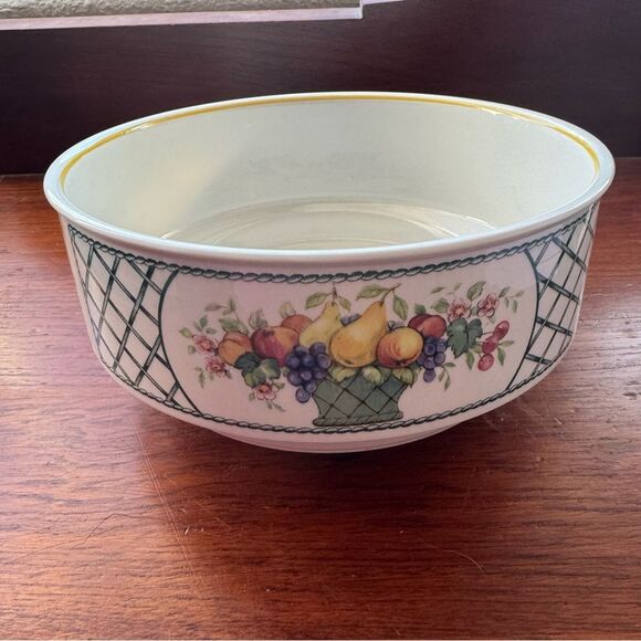 Vintage Villeroy & Boch Fruit Basket Bowl Design with Yellow Rim Made in Germany - Picture 4 of 7